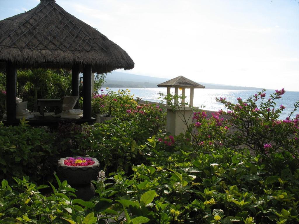 Kembali Beach Bungalows 아메드 외부 사진
