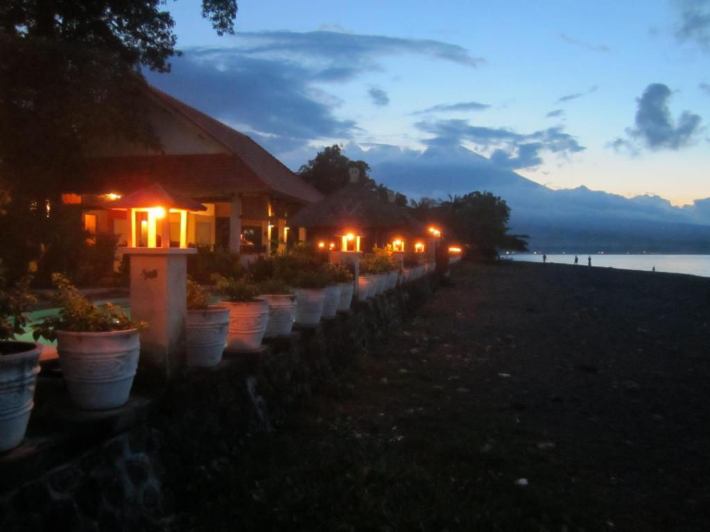 Kembali Beach Bungalows 아메드 외부 사진